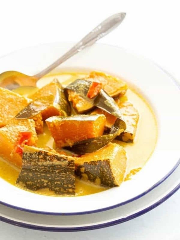 Creamy Sri Lankan Pumpkin Curry – Wattakka Kalu Pol