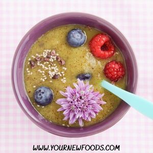 smoothi bowl with fresh berries