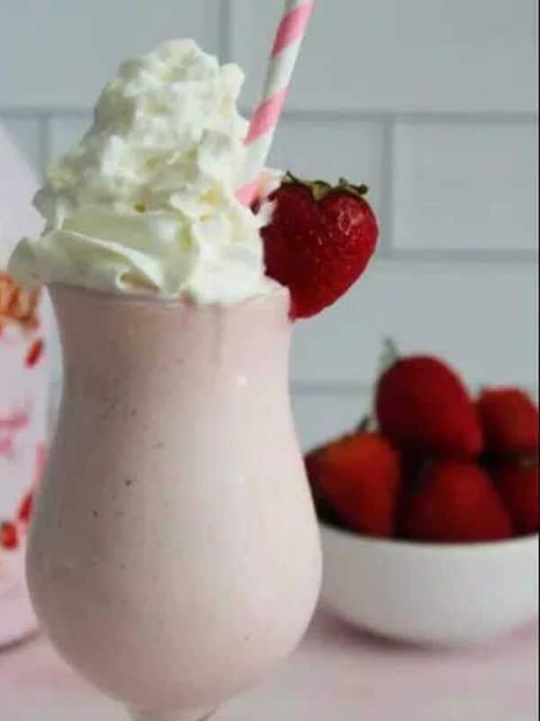 Easy Strawberry Bailey’s Milkshake cocktail