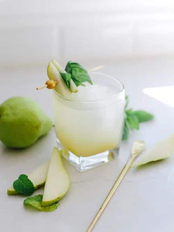 Non-Alcoholic Cocktail Sparkling Pear Mocktail